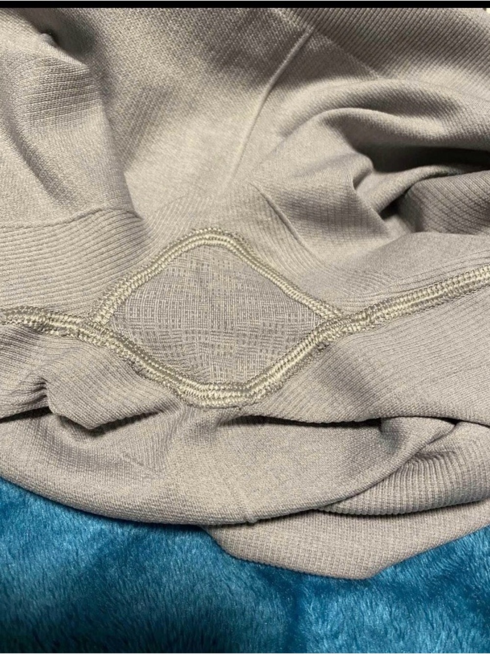 LULULEMON “ IN THE FLOW GREY CROPS - Picture 4 of 6